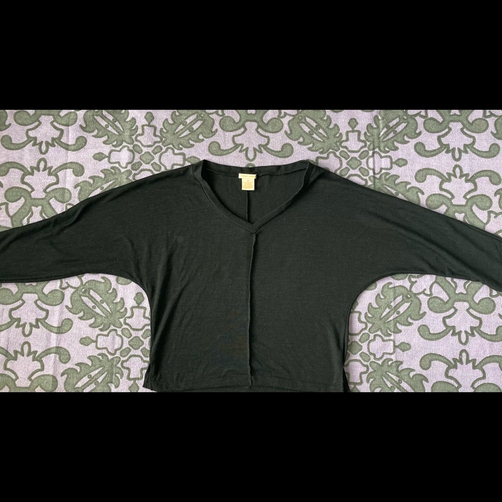 Black quarter length sleeve sweater.